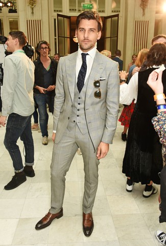 Как носить серый костюм с темно-коричневыми кожаными монками