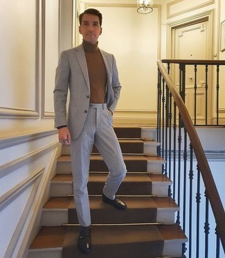 Как носить серый костюм с темно-коричневыми кожаными монками