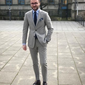 Как носить серый костюм с темно-коричневыми кожаными монками