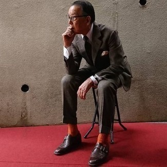 Как носить серый костюм с темно-коричневыми кожаными монками