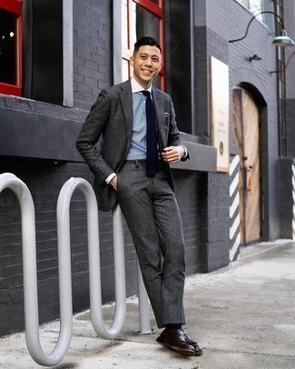 Как носить серый костюм с темно-коричневыми кожаными монками