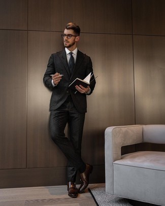 Как носить серый костюм с темно-коричневыми кожаными монками