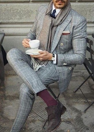 Как носить серый костюм с темно-коричневыми замшевыми монками