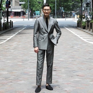 Какие ботинки дезерты носить с серым костюмом