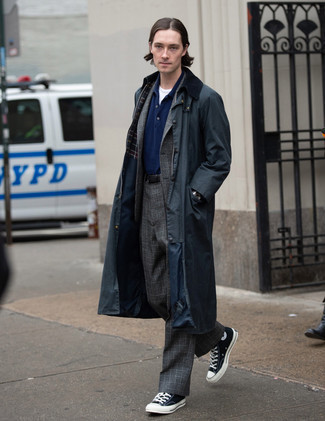 Какие высокие кеды носить с серым костюмом