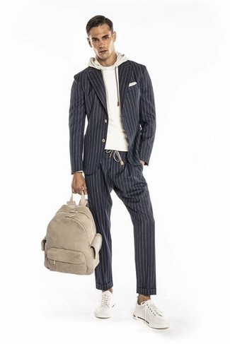 Какой худи носить с серым костюмом