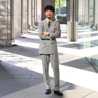 С чем носить серый костюм