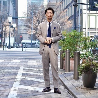 С чем носить серый костюм