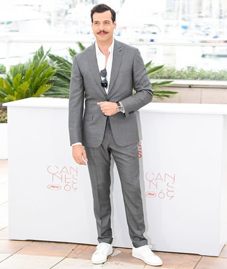 Какие рубашки с длинным рукавом носить с серым костюмом