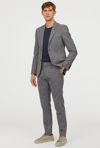 Какие низкие кеды носить с серым костюмом