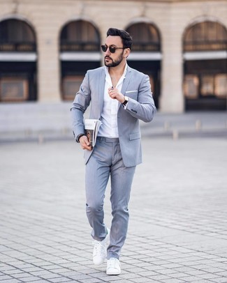 Какие низкие кеды носить с серым костюмом