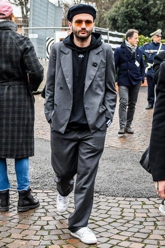 Какие низкие кеды носить с серым костюмом