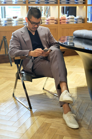 Какие низкие кеды носить с серым костюмом