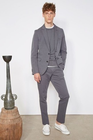 Какие низкие кеды носить с серым костюмом