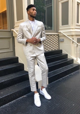 Какие низкие кеды носить с серым костюмом