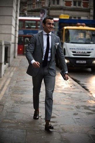 Какие монки носить с серым костюмом