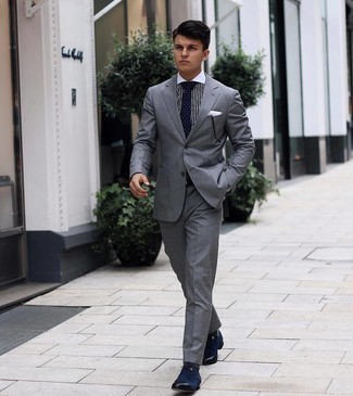 Как носить серый костюм с темно-синими туфлями дерби из плотной ткани