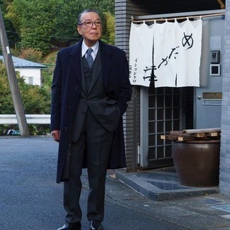 Как носить серый костюм с темно-синим длинным пальто