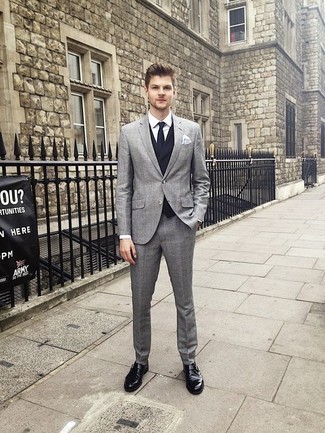 Как носить серый костюм с темно-синим жилетом