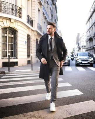 Какие длинные пальто носить с серым костюмом