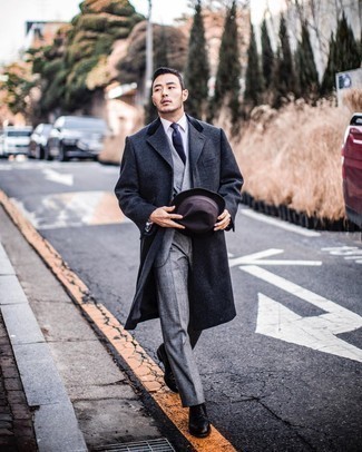 Какие длинные пальто носить с серым костюмом