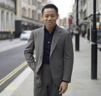 Какие свитеры с воротником поло носить с серым костюмом