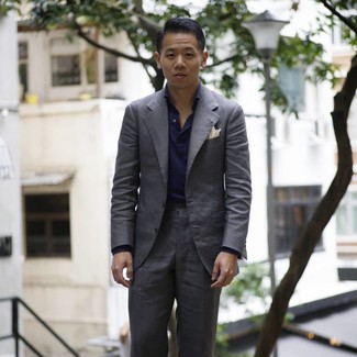 Какие свитеры с воротником поло носить с серым костюмом