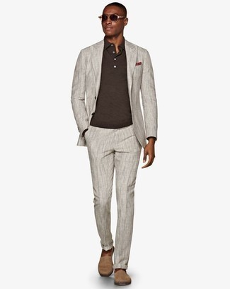 Какие свитеры с воротником поло носить с серым костюмом