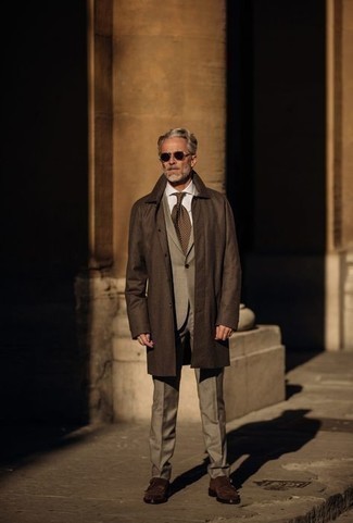 Какие дождевики носить с серым костюмом