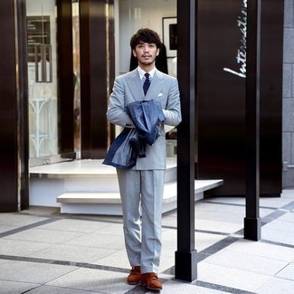 Какие куртки-рубашки носить с серым костюмом