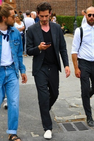 Какие слипоны носить с серым костюмом