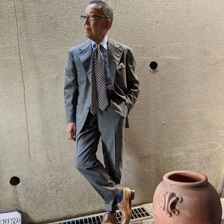 Как носить серый костюм с светло-коричневыми кожаными брогами