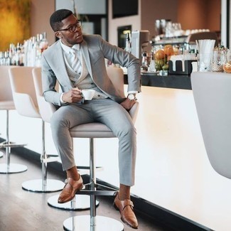 Как носить серый костюм с светло-коричневыми кожаными монками