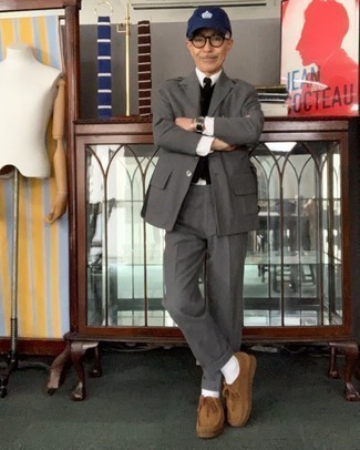 Как носить серый костюм с светло-коричневыми замшевыми ботинками дезертами