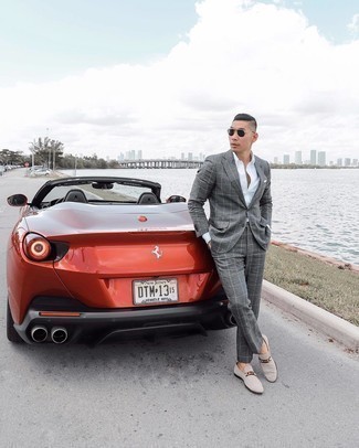 Как носить серый костюм с светло-коричневыми замшевыми лоферами