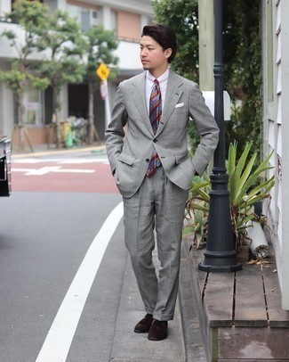 Какие лоферы с кисточками носить с серым костюмом