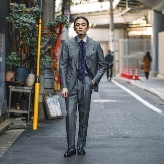 Какие лоферы с кисточками носить с серым костюмом