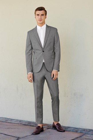 Какие лоферы с кисточками носить с серым костюмом