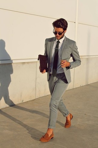 Какие лоферы с кисточками носить с серым костюмом