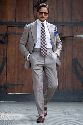 Какие лоферы с кисточками носить с серым костюмом