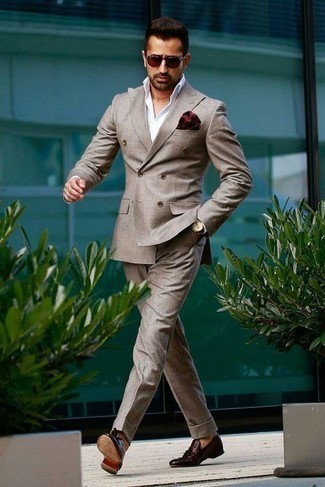 Какие лоферы с кисточками носить с серым костюмом