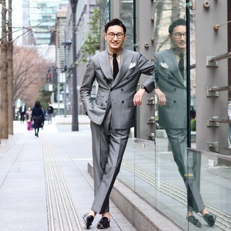 Какие лоферы с кисточками носить с серым костюмом