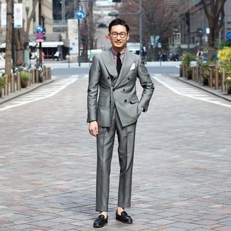 Какие лоферы с кисточками носить с серым костюмом