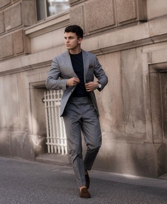 Какие лоферы с кисточками носить с серым костюмом