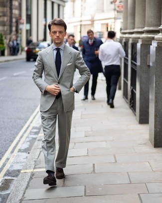 Какие лоферы с кисточками носить с серым костюмом