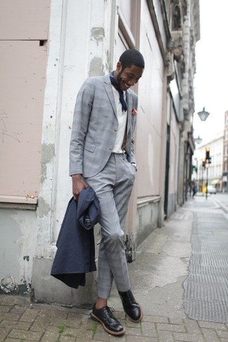 Какие плащи носить с серым костюмом