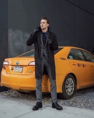 Какие плащи носить с серым костюмом