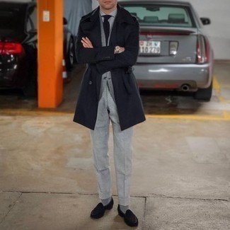 Какие плащи носить с серым костюмом