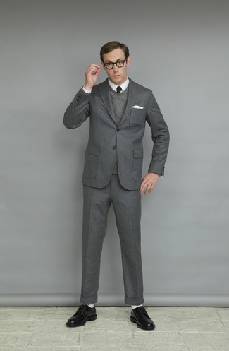 Какие свитера с v-образным вырезом носить с серым костюмом