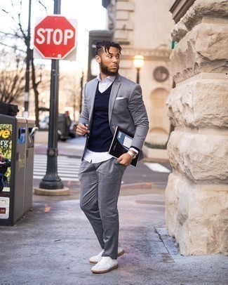 Какие свитера с v-образным вырезом носить с серым костюмом